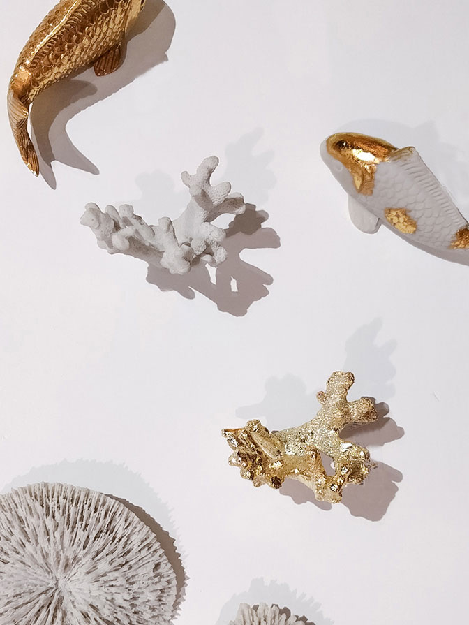 Coastal objects in gold and white finish